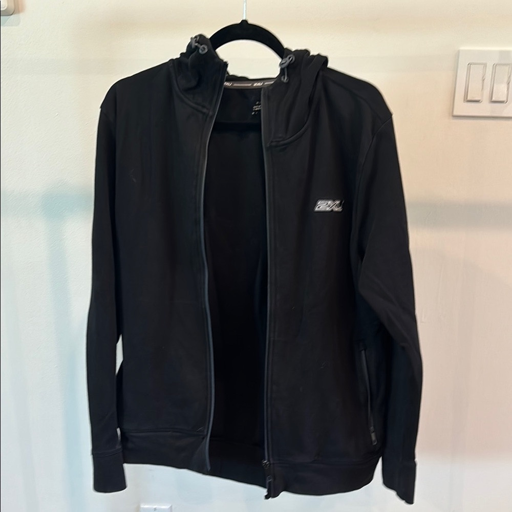 2xu Black Performance Jacket with Sleek Design and Hood